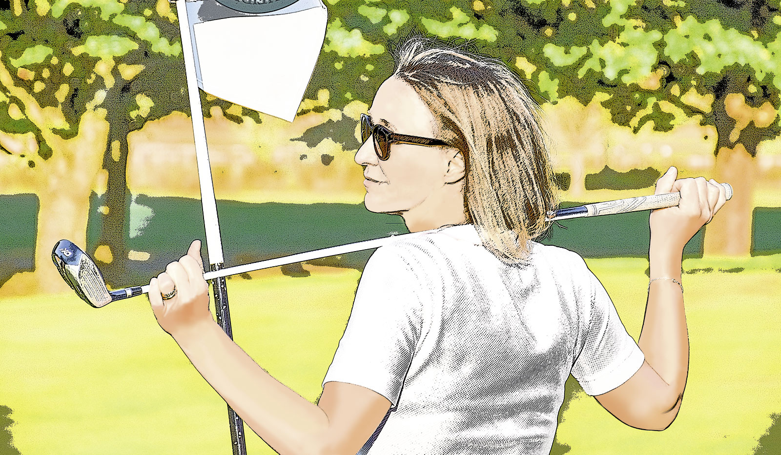 Frau steht auf dem Golfplatz mit Golfschläger