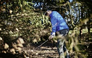 Jan Hartmann spielt Golf im Wald