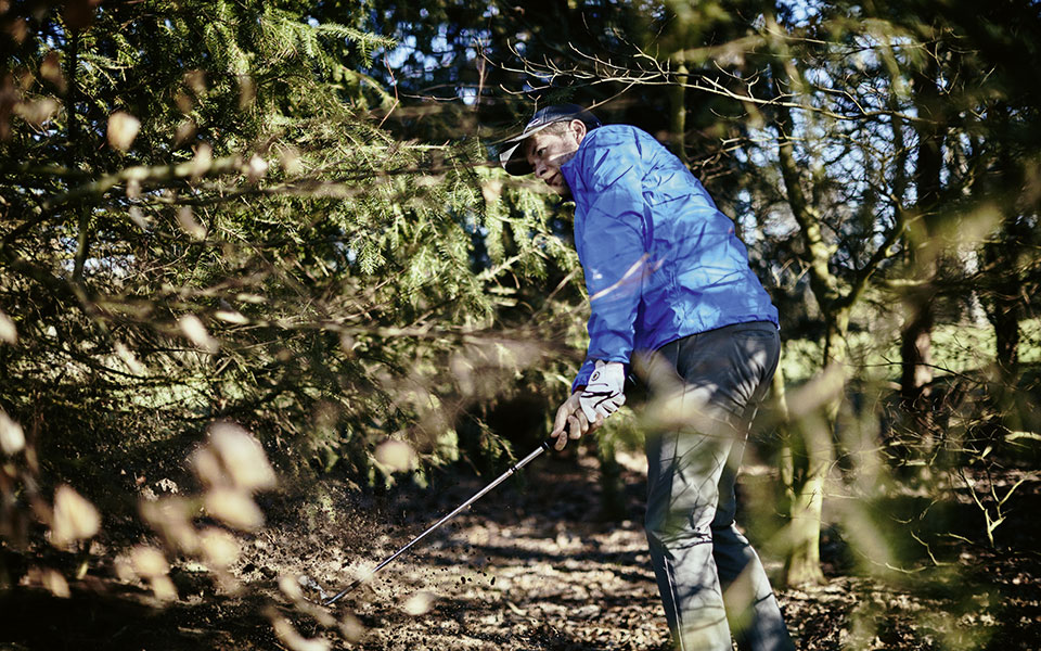 Jan-Hartmann-Wald Jan Hartmann spielt Golf im Wald