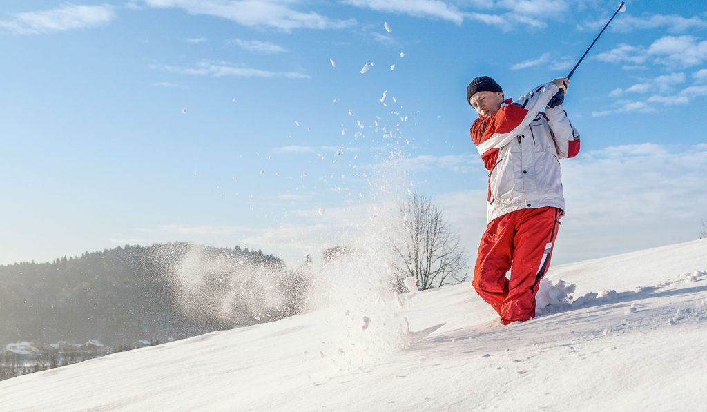 Golfabschlag in Schneelandschaft