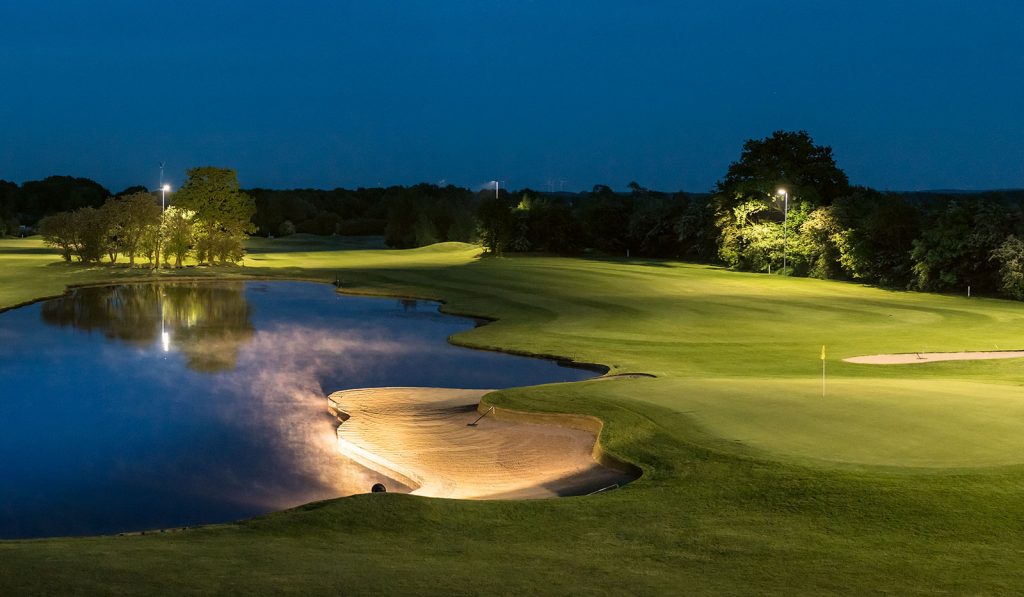 Mit Flutlicht beleuchteter Golfplatz