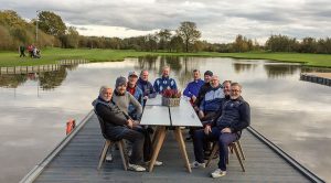 Markus Salzmann und seine Golfmannschaft auf der Terrasse von Gut Apeldör