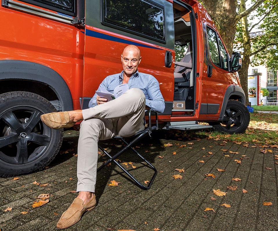 sLicht_Set Simon Licht vor seinem Wohnwagen während des Drehs