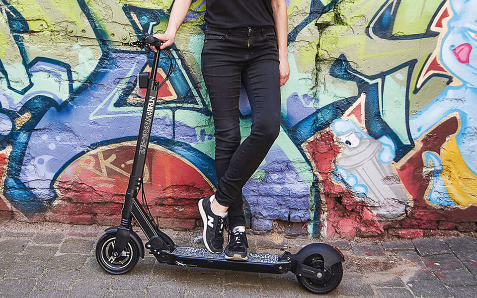 ERoller E-Roller vor Graffiti