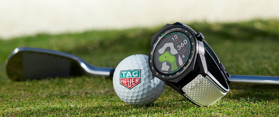 TAG-Heuer-Connected-Modular-45-Set TAG Heuer Smartwatch. TAG Heuer Golfball, Golfschläger im Hintergund