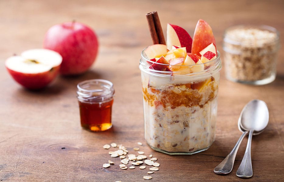 Bircher_Muesli Glas mit Bircher Müsli und Honig