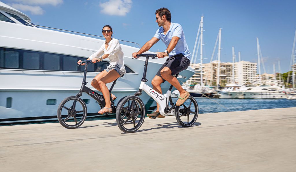 Pärchen fährt Gocycle-E-Bikes im Hafen