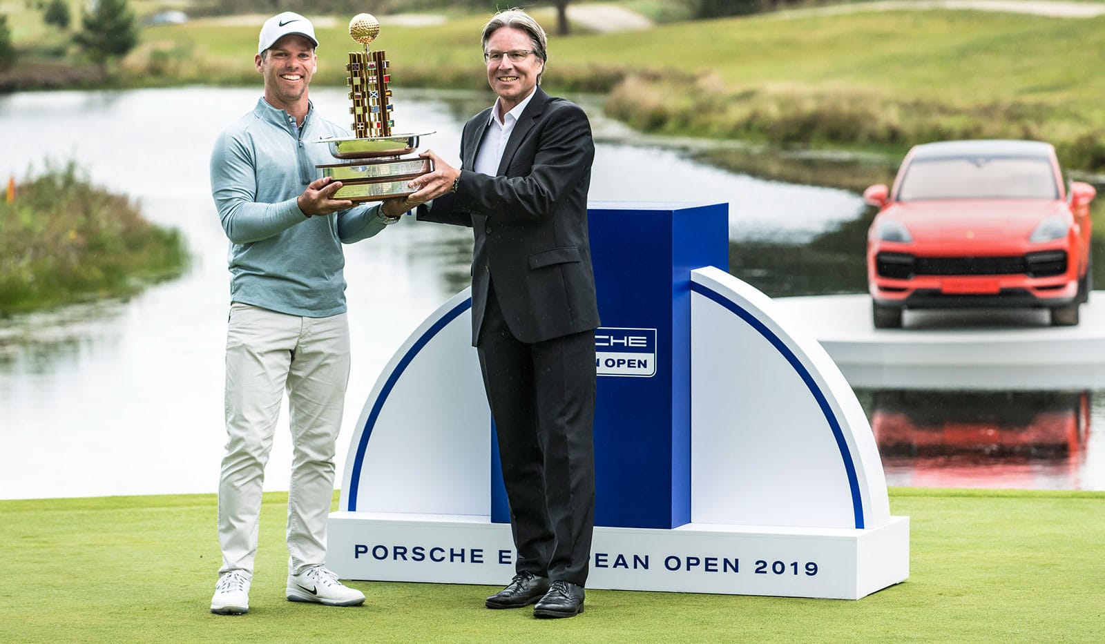 Porsche European Open Sieger Paul Casey und Andreas Haffner halten Pokal