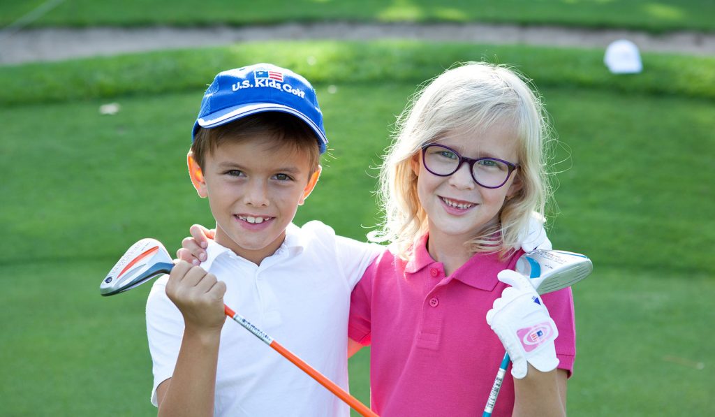 Kinder mit U.S. Kids Golf Golfschlägern