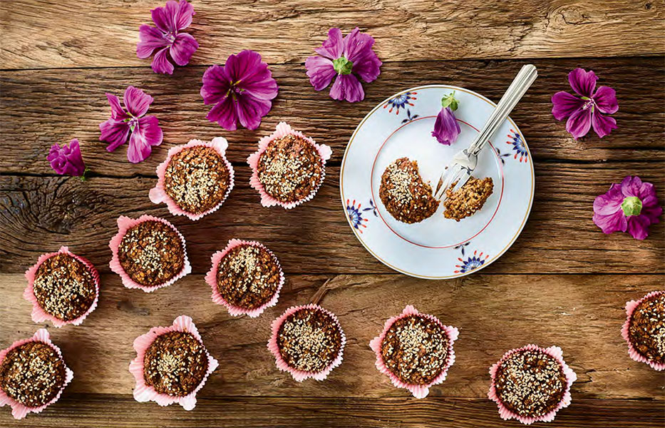 bananenmuffins Bananenmuffins mit Sesam auf Holztisch