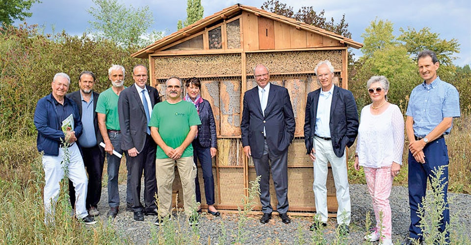 insektenhotel_gc_mtk Golf & Natur Mitglieder vor neuem Insektenhotel