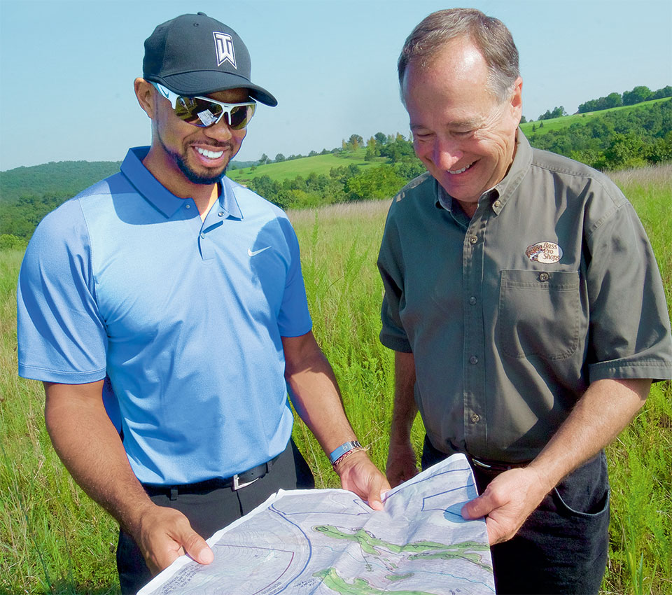 tiger_woods Tiger Woods hält Landkarte mit Architekten in der Hand