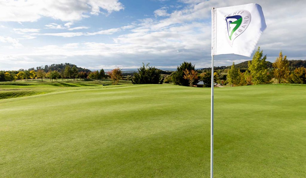 Golfplatz mit DGV Flagge