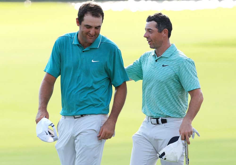 Scottie Scheffler aus den Vereinigten Staaten gratuliert Rory McIlroy aus Nordirland auf dem 18. Grün, nachdem McIlroy während der letzten Runde der TOUR Championship im East Lake Golf Club am 28. August 2022 in Atlanta, Georgia, gewonnen hat.