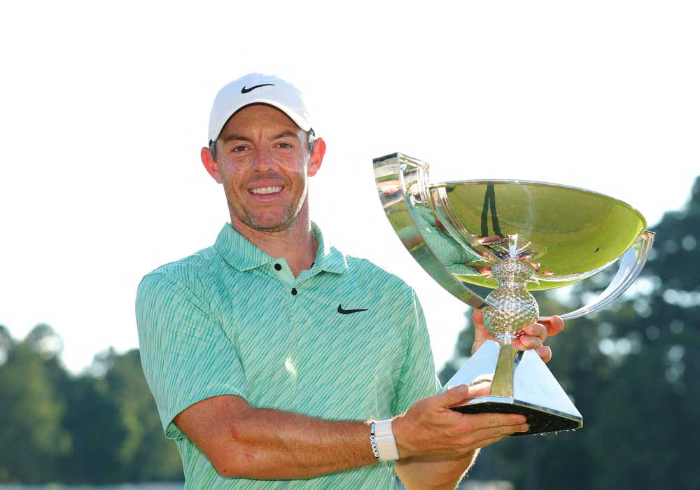 Rory McIlroy aus Nordirland feiert mit dem FedEx Cup nach seinem Sieg in der letzten Runde der TOUR Championship im East Lake Golf Club