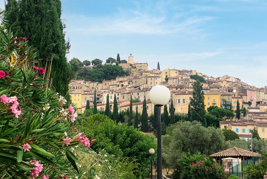 Blick auf Fayence in Frankreich