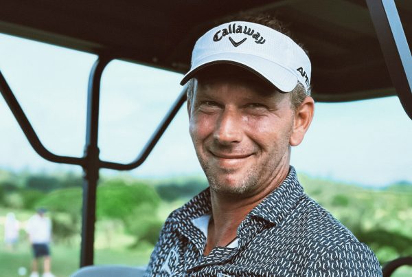Marcel siem Deutscher Profigolfer lachend im Golfcart