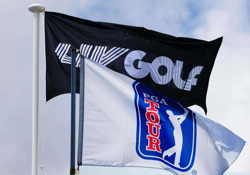 Flaggen der LIV Tour und PGA Tour