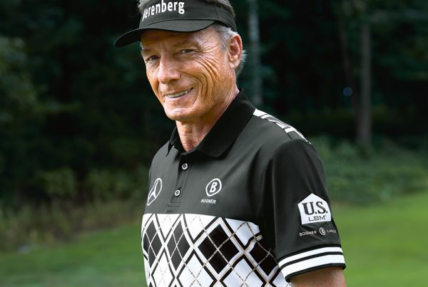 Bernhard Langer im Outfit Golf Capsule "Masterclass" von Bogner auf dem Golfplatz