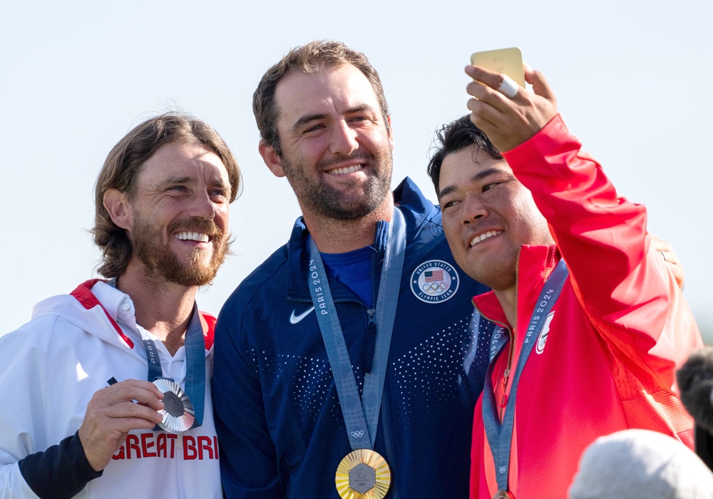 Scheffler, Fleetwood und Matsuyama machen ein Selfie mit ihren Medallien