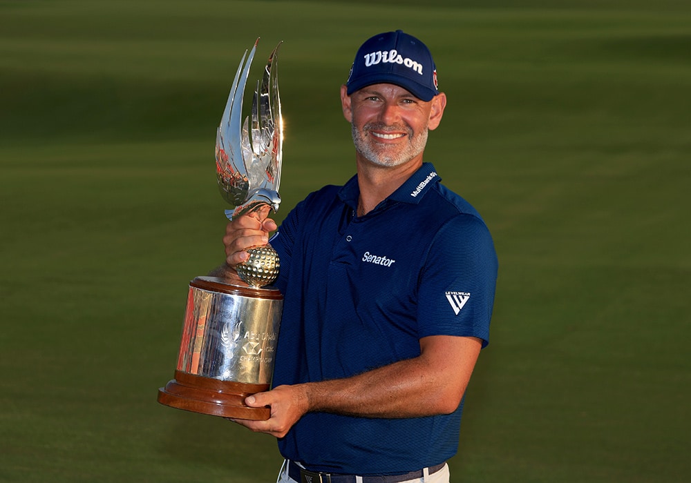 Paul Waring mit Trophäe bei den Abu Dhabi HSBC Championship