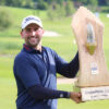Nicolai von Dellingshausen mit der Trophäe der Austrian Alpine Open 2025
