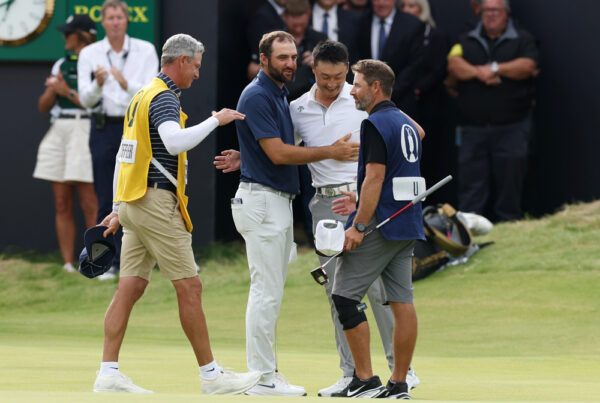 Scottie Scheffler und Haotong Li auf der 18 bei der Opne Championship 2025