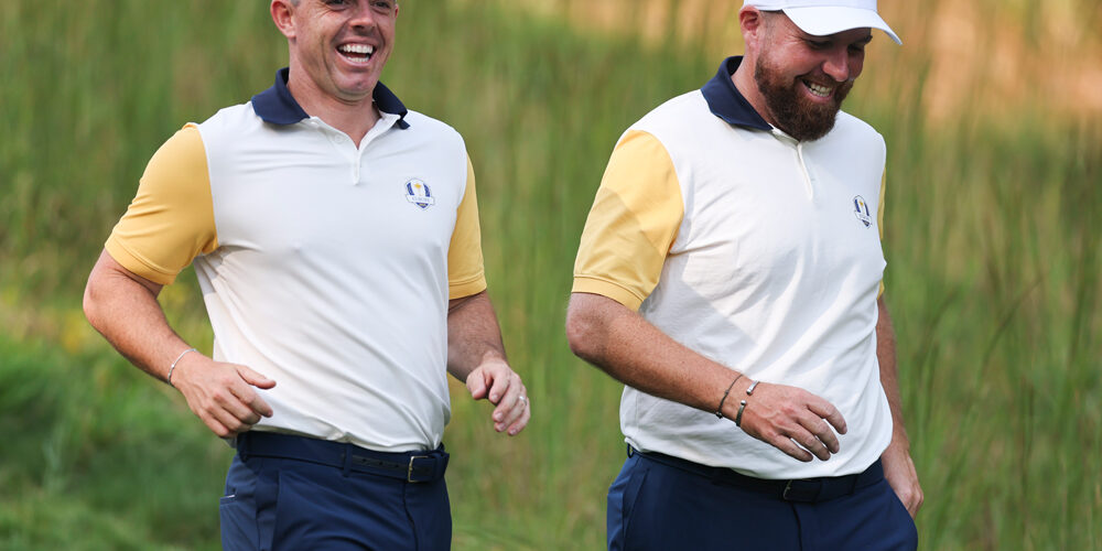 Rory McIlroy und Shane Lowry lachen bei einer Proberunde.
