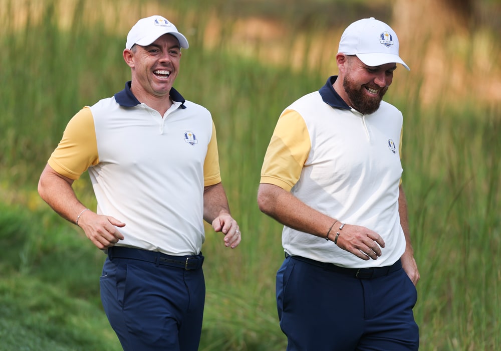 Rory McIlroy und Shane Lowry lachen bei einer Proberunde.