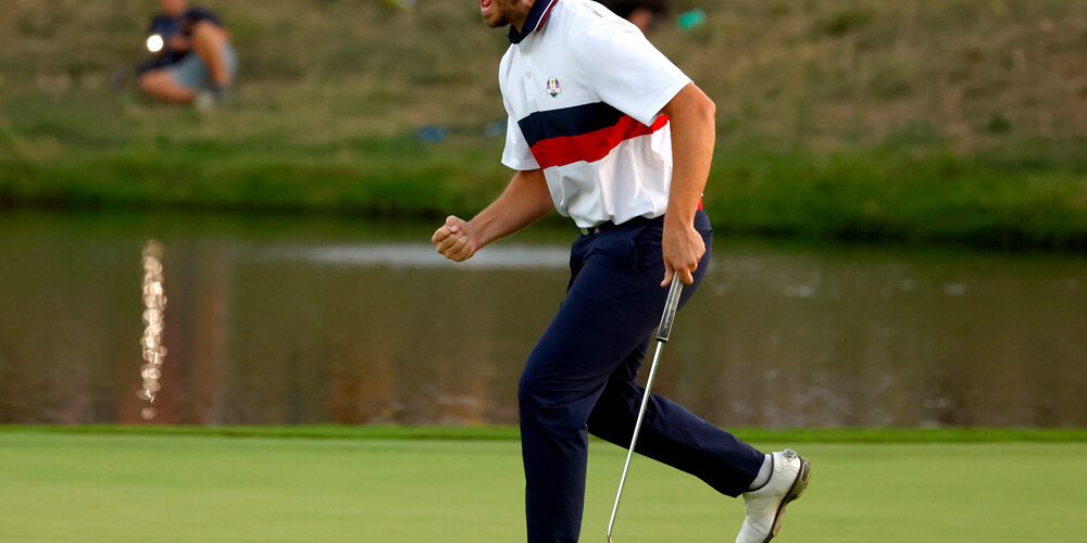 Patrick Cantlay jubelt nach einem gelochten Putt beim Ryder Cup 2023 in Rom.