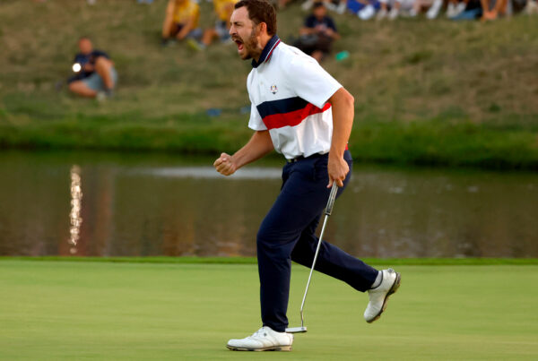 Patrick Cantlay jubelt nach einem gelochten Putt beim Ryder Cup 2023 in Rom.