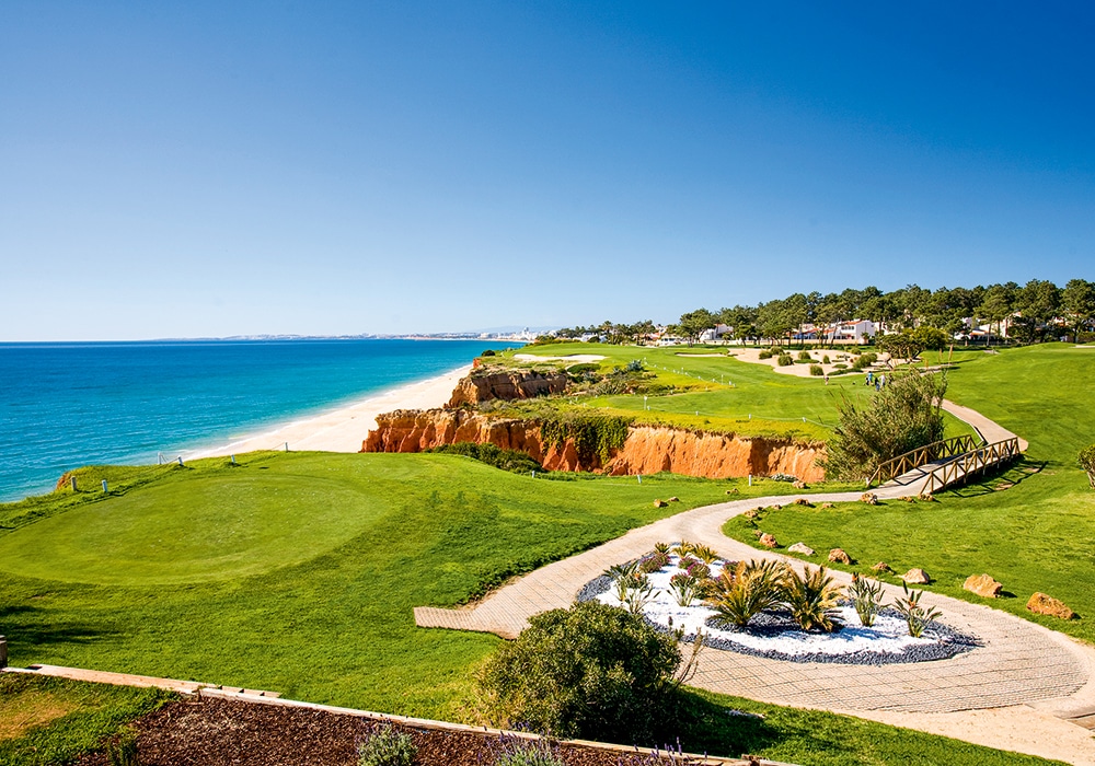 Vale do Lobo – hier ist Konzentration gefragt. Blick genießen und Par spielen wird schwer.