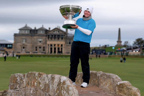 Robert MacIntyre mit seiner Trophäe in Schottland.