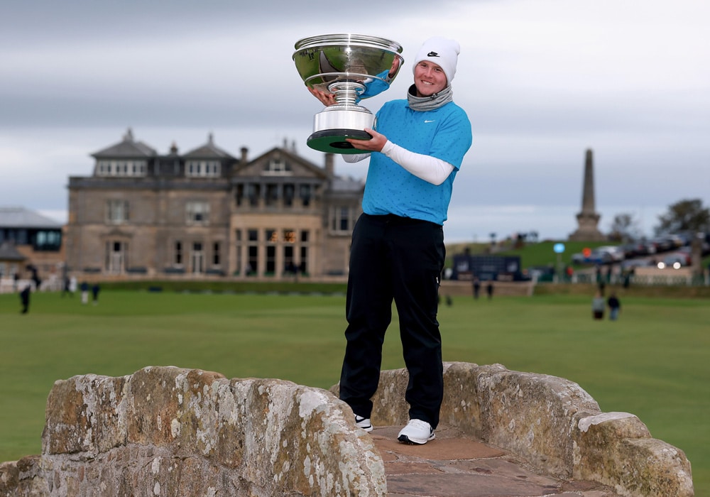Robert MacIntyre mit seiner Trophäe in Schottland.