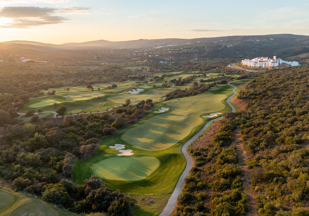 Ein Blick auf die Bahn 14. Im Hintergrund liegt malerisch das Resort.