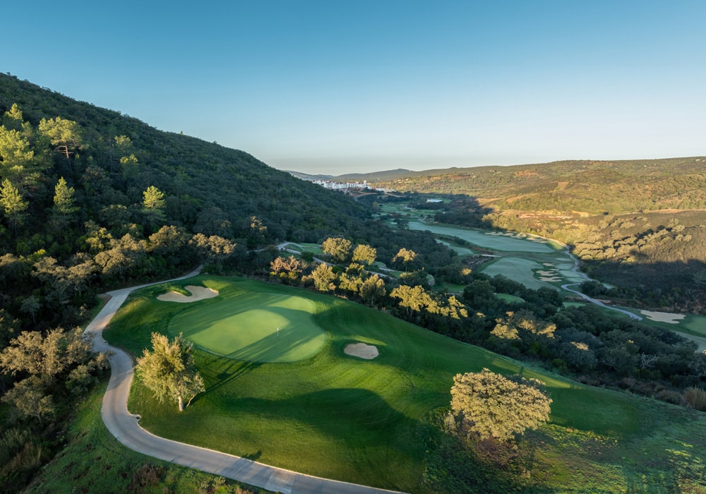 Das einzige erhöht liegende Grün auf den Front Nine: Die Par-3 Bahn 4. Von hier aus bietet sich ein toller Blick auf die Front Nine im Tal.