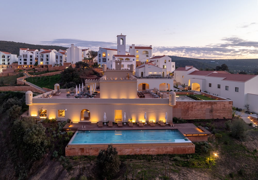 Der Blick auf das "Dorf". Im Vordergrund das Clubhaus Casa e fora, das optisch ein wenig an eine Sandburg erinnert.
