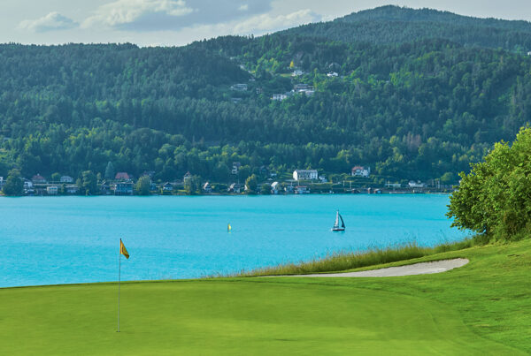 Golfurlaub Wörthersee im Frühling mit Blick auf den See