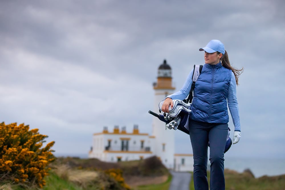 Golferin in AquaDrive Jacke aus der PING Damenkollektion Herbst/Winter 2026