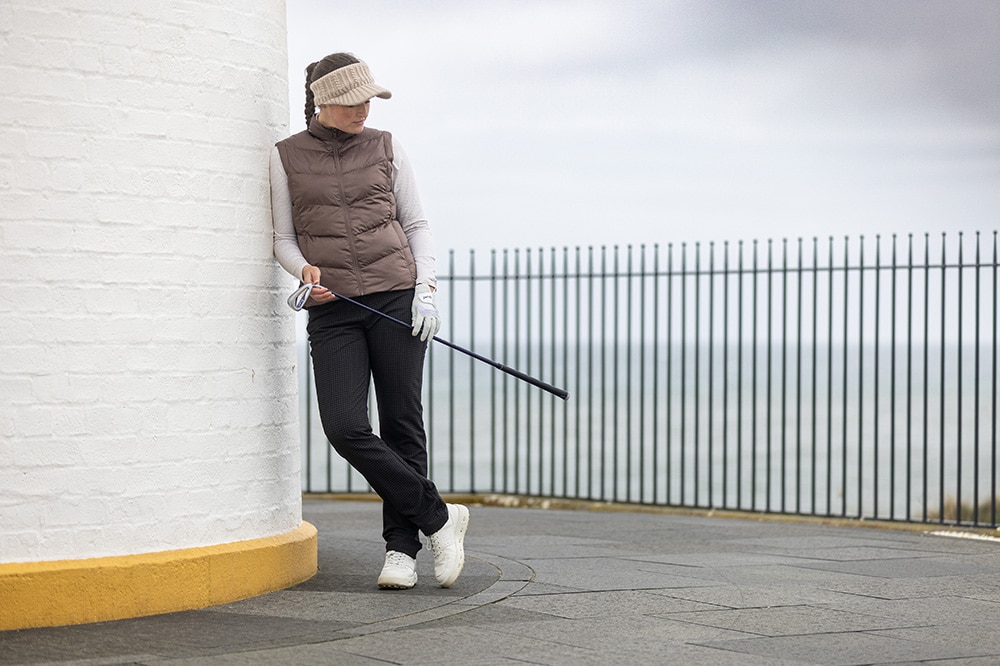Golferin in AquaDrive Jacke aus der PING Damenkollektion Herbst/Winter 2026