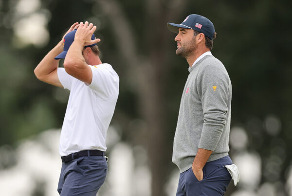 Sam Burns hält die Hände an den Kopf, neben ihm steht Scottie Scheffler beim Presidents Cup 2026 in Medinah.