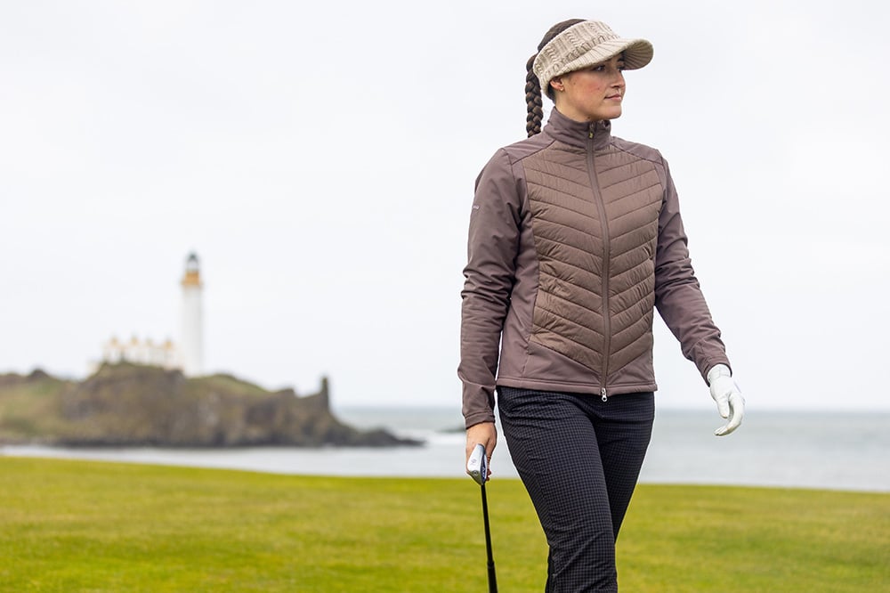 Golferin in AquaDrive Jacke aus der PING Damenkollektion Herbst/Winter 2026