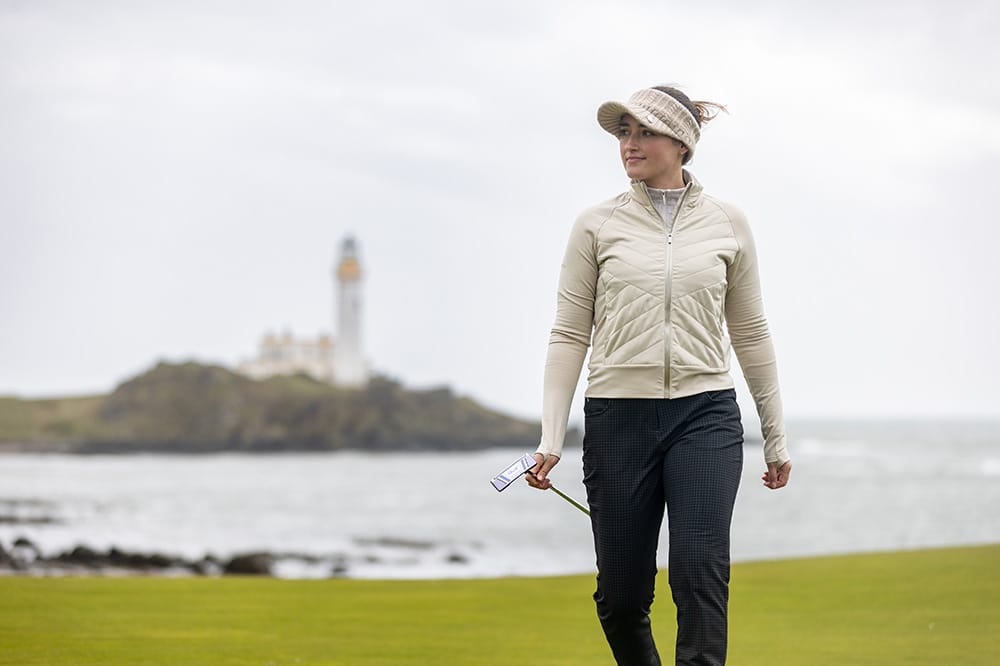 Golferin in AquaDrive Jacke aus der PING Damenkollektion Herbst/Winter 2026