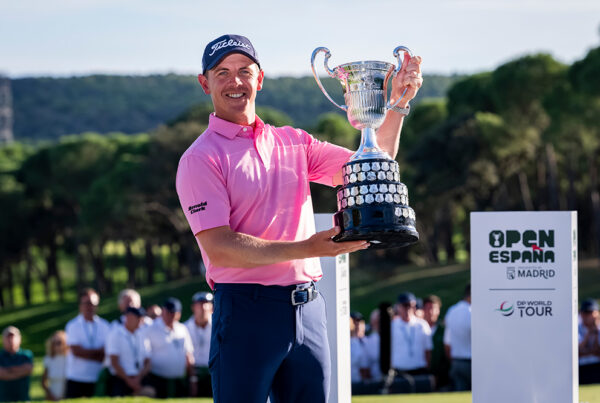 Grant Forrest mit der Siegestrophäe bei der Open de Espana 2026