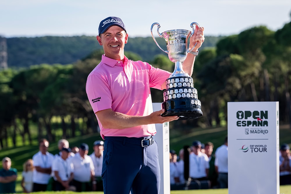 Grant Forrest mit der Siegestrophäe bei der Open de Espana 2026