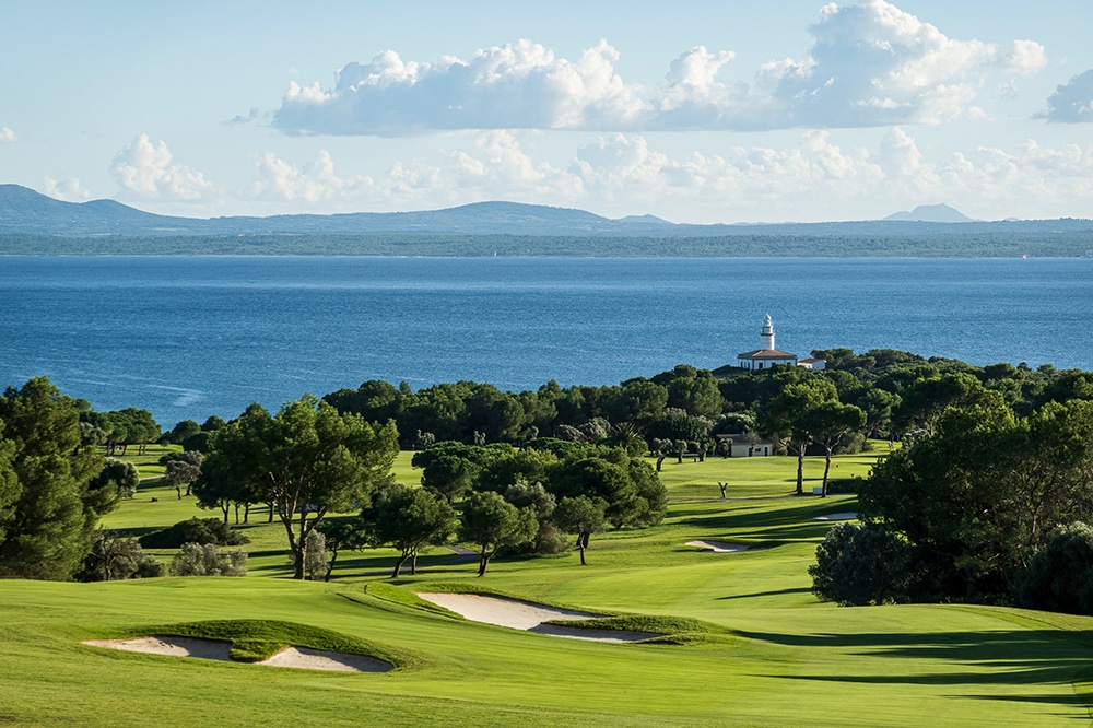 Golfplatz Club de Golf Alcanada auf Mallorca mit Blick auf die Bucht von Alcúdia